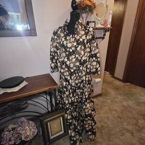 Elegant Floral Maxi Dress in Black and Cream